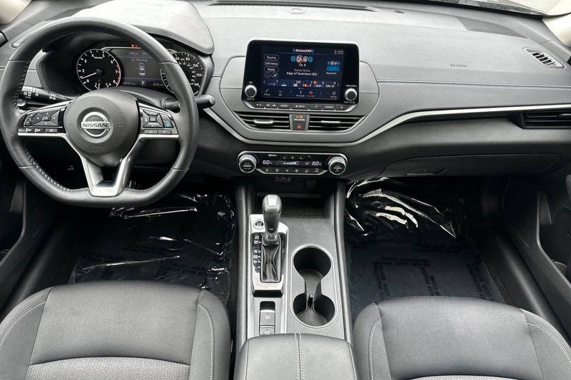 Nissan Altima Vehicle Full-screen Gallery Image 13