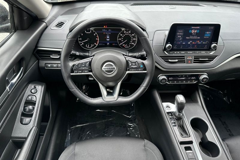 Nissan Altima Vehicle Full-screen Gallery Image 14