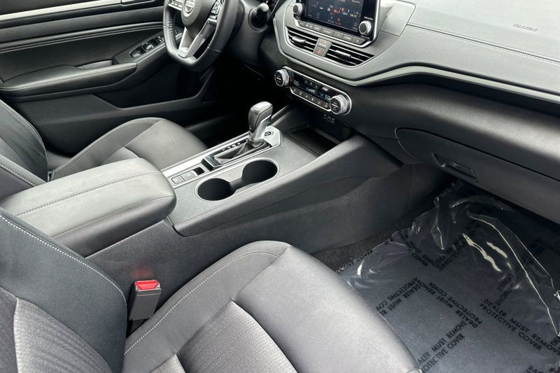 Nissan Altima Vehicle Full-screen Gallery Image 15