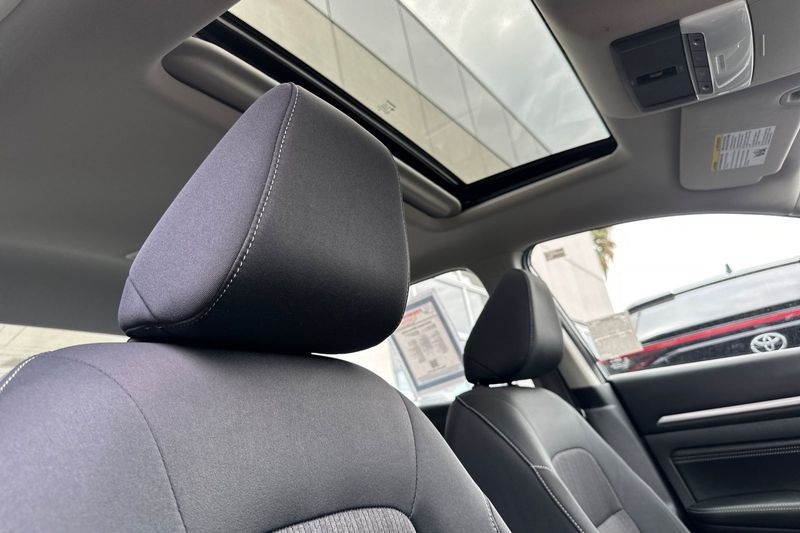 Nissan Altima Vehicle Full-screen Gallery Image 16