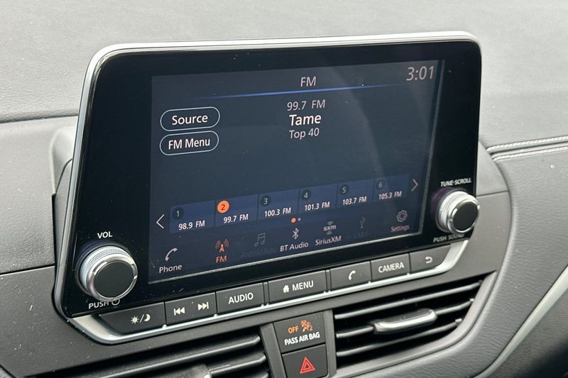 Nissan Altima Vehicle Full-screen Gallery Image 17