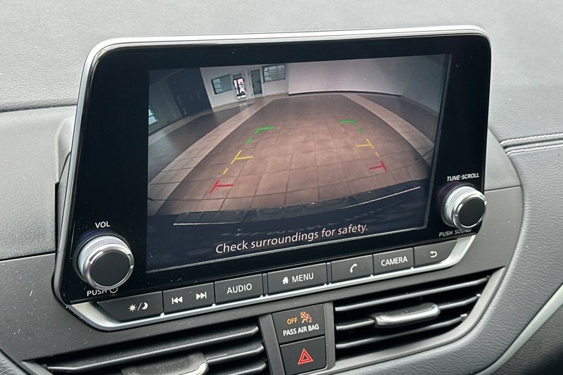 Nissan Altima Vehicle Full-screen Gallery Image 18