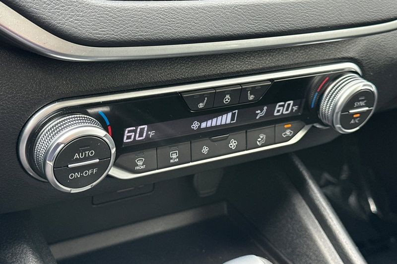 Nissan Altima Vehicle Full-screen Gallery Image 19