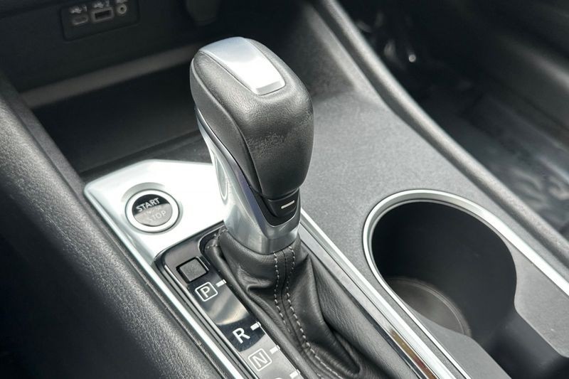 Nissan Altima Vehicle Full-screen Gallery Image 20