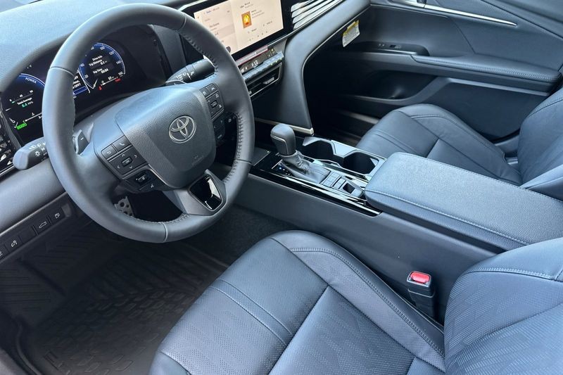 Toyota Camry Vehicle Full-screen Gallery Image 04
