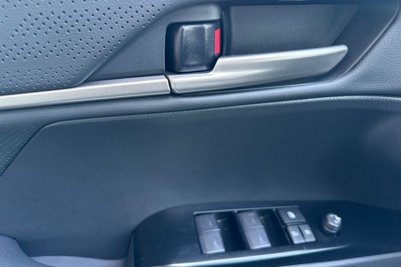 Toyota Camry Vehicle Full-screen Gallery Image 05