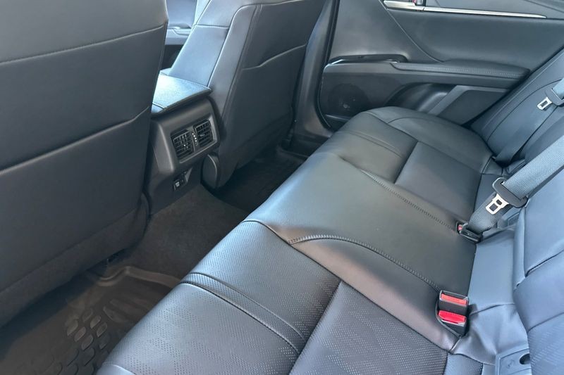 Toyota Camry Vehicle Full-screen Gallery Image 06