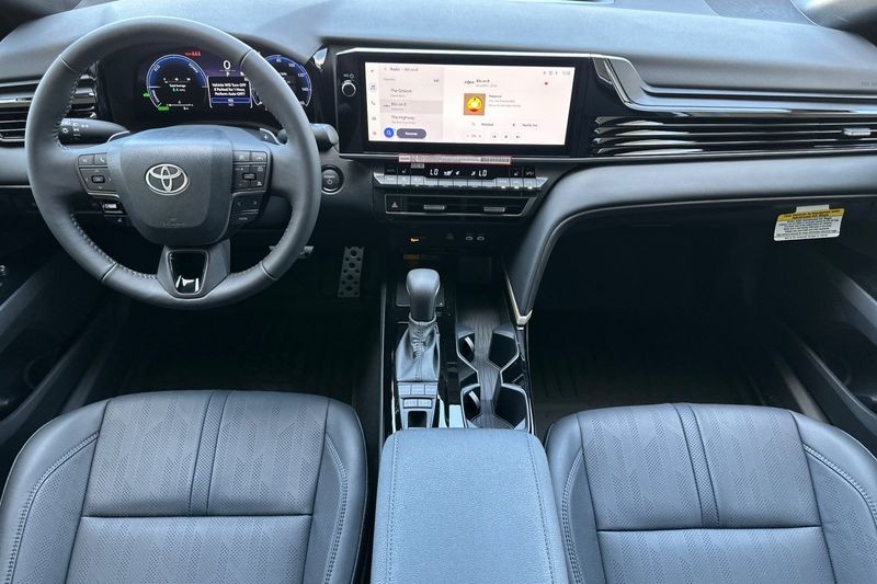 Toyota Camry Vehicle Full-screen Gallery Image 07