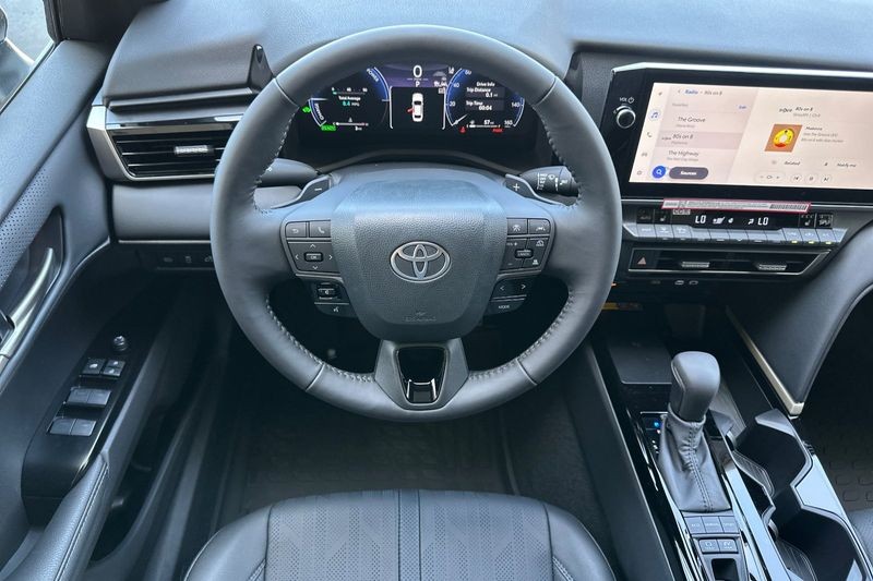 Toyota Camry Vehicle Full-screen Gallery Image 08