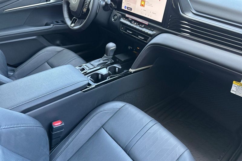 Toyota Camry Vehicle Full-screen Gallery Image 09