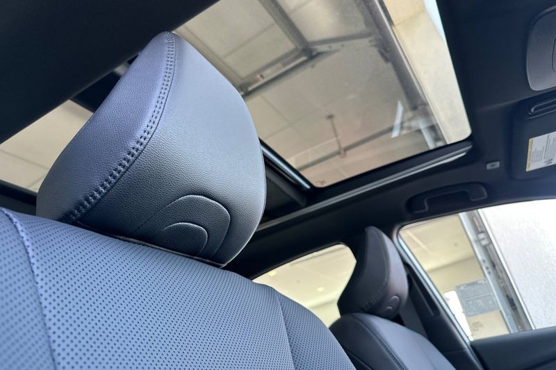 Toyota Camry Vehicle Full-screen Gallery Image 10