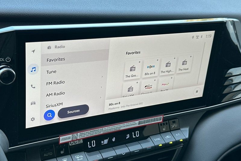 Toyota Camry Vehicle Full-screen Gallery Image 11