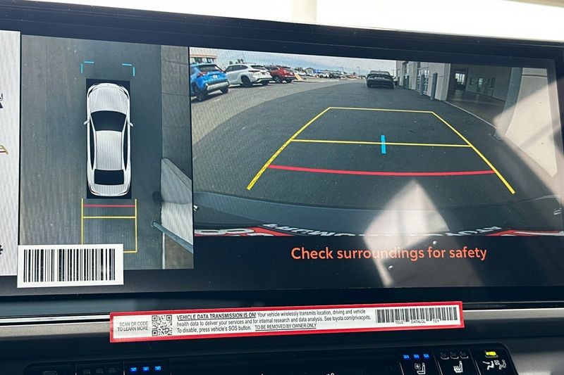 Toyota Camry Vehicle Full-screen Gallery Image 13