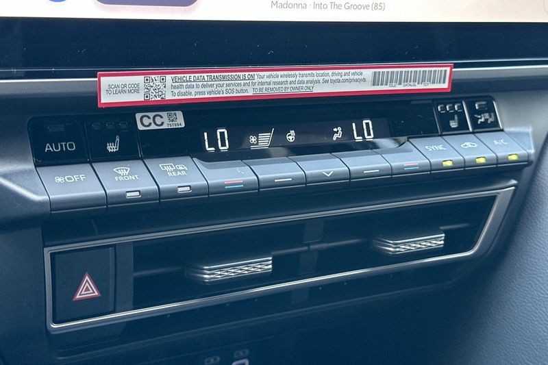 Toyota Camry Vehicle Full-screen Gallery Image 14