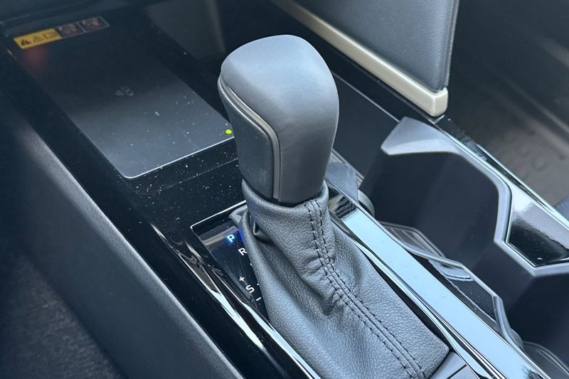Toyota Camry Vehicle Full-screen Gallery Image 15