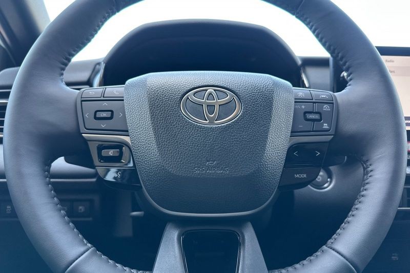Toyota Camry Vehicle Full-screen Gallery Image 17