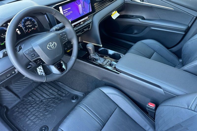 Toyota Camry Vehicle Full-screen Gallery Image 20