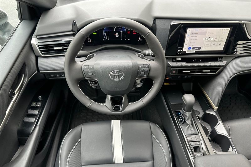 Toyota Camry Vehicle Full-screen Gallery Image 11