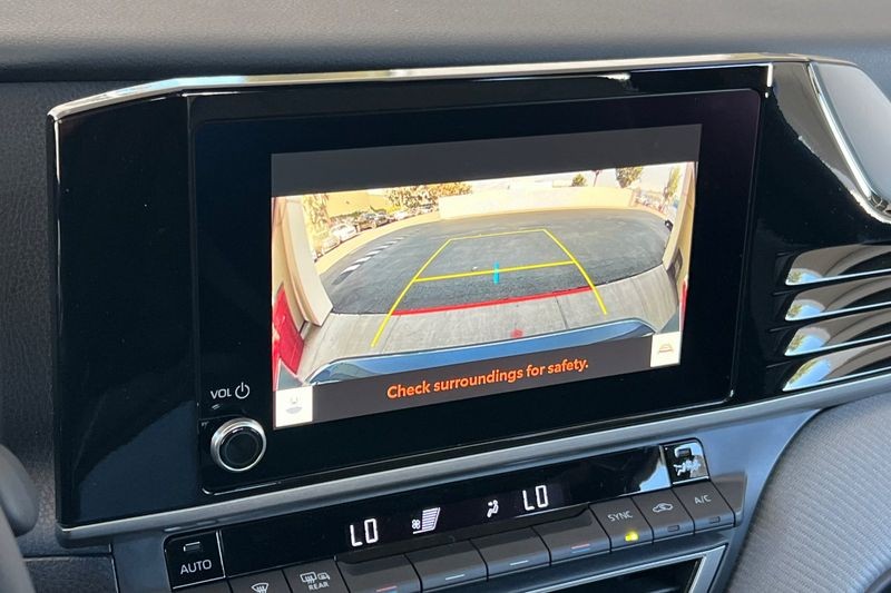 Toyota Camry Vehicle Full-screen Gallery Image 15