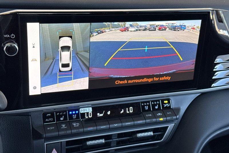 Toyota Camry Vehicle Full-screen Gallery Image 15