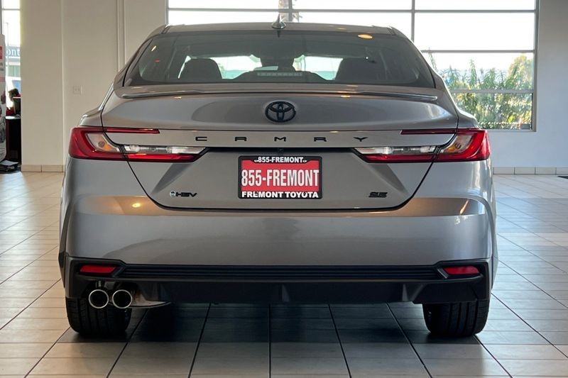 Toyota Camry Vehicle Full-screen Gallery Image 05
