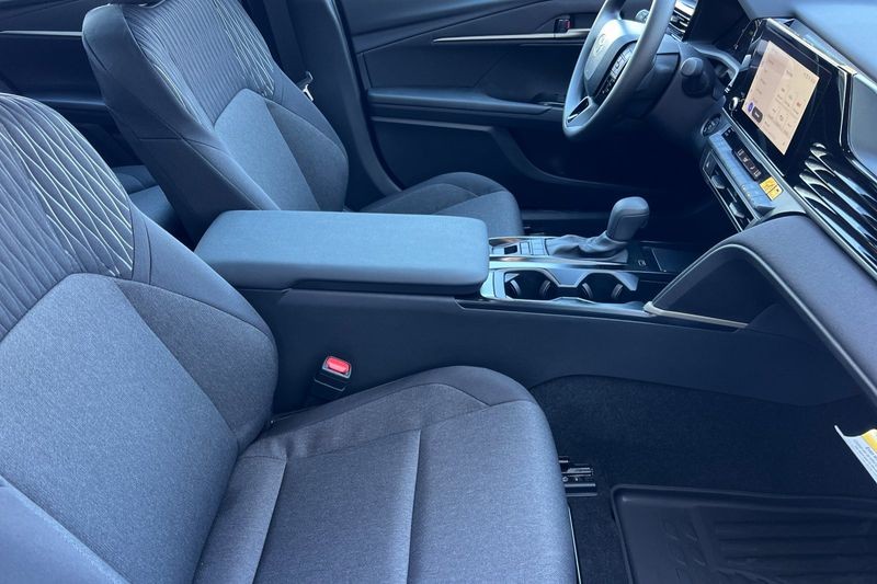 Toyota Camry Vehicle Full-screen Gallery Image 12