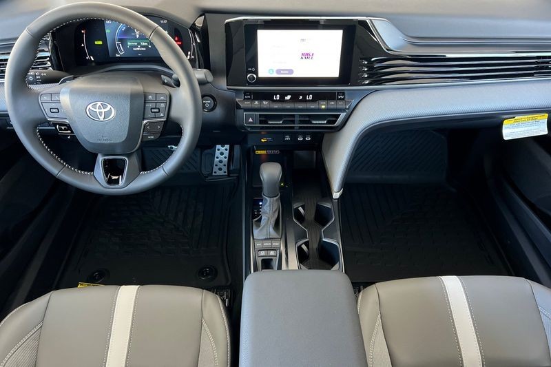 Toyota Camry Vehicle Full-screen Gallery Image 10