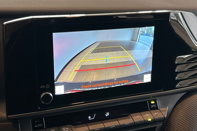 Toyota Camry Vehicle Full-screen Gallery Image 15