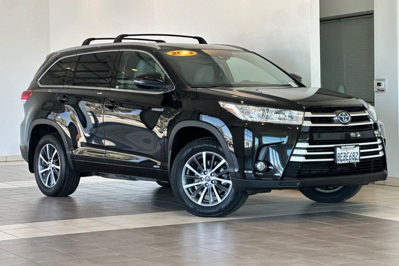 Toyota Highlander Hybrid Vehicle Full-screen Gallery Image 02