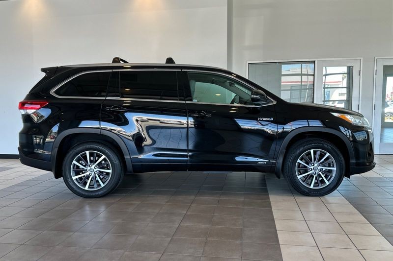 Toyota Highlander Hybrid Vehicle Full-screen Gallery Image 03