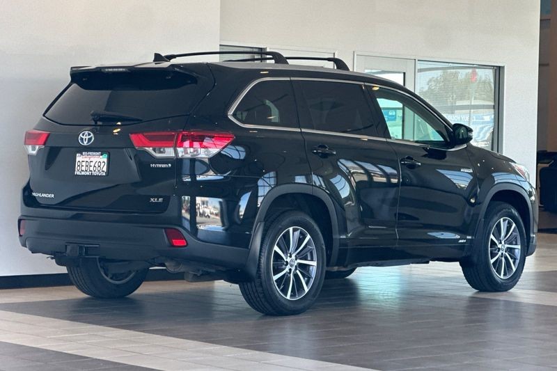 Toyota Highlander Hybrid Vehicle Full-screen Gallery Image 04
