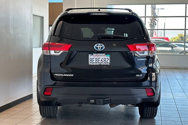 Toyota Highlander Hybrid Vehicle Full-screen Gallery Image 05