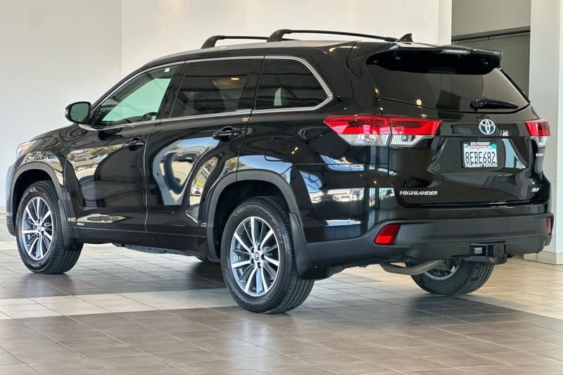 Toyota Highlander Hybrid Vehicle Full-screen Gallery Image 06