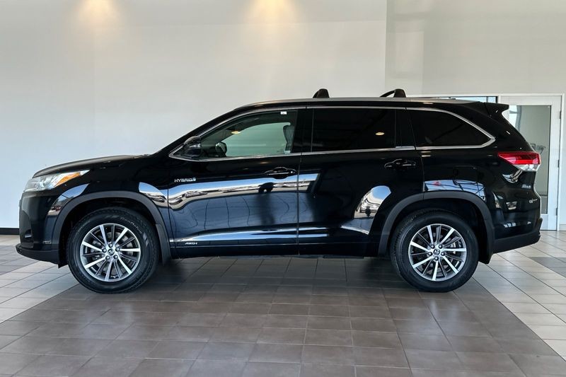 Toyota Highlander Hybrid Vehicle Full-screen Gallery Image 07