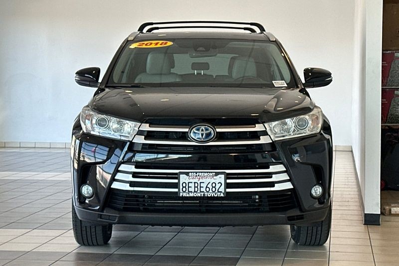 Toyota Highlander Hybrid Vehicle Full-screen Gallery Image 09