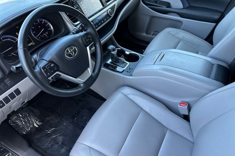 Toyota Highlander Hybrid Vehicle Full-screen Gallery Image 10