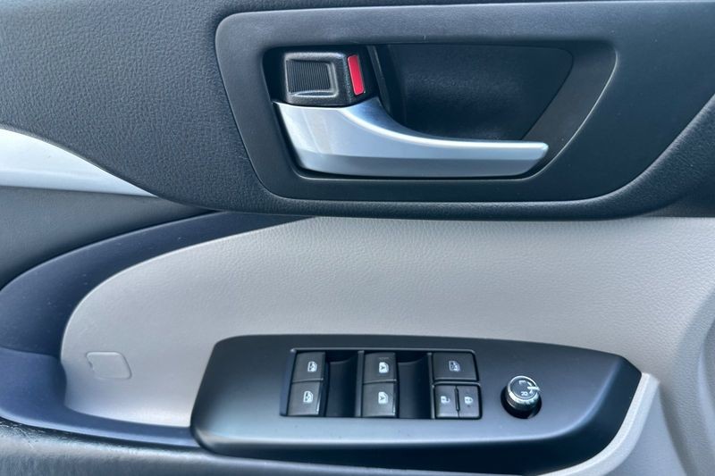Toyota Highlander Hybrid Vehicle Full-screen Gallery Image 11