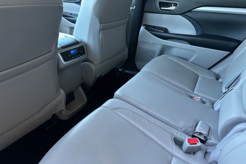 Toyota Highlander Hybrid Vehicle Full-screen Gallery Image 12