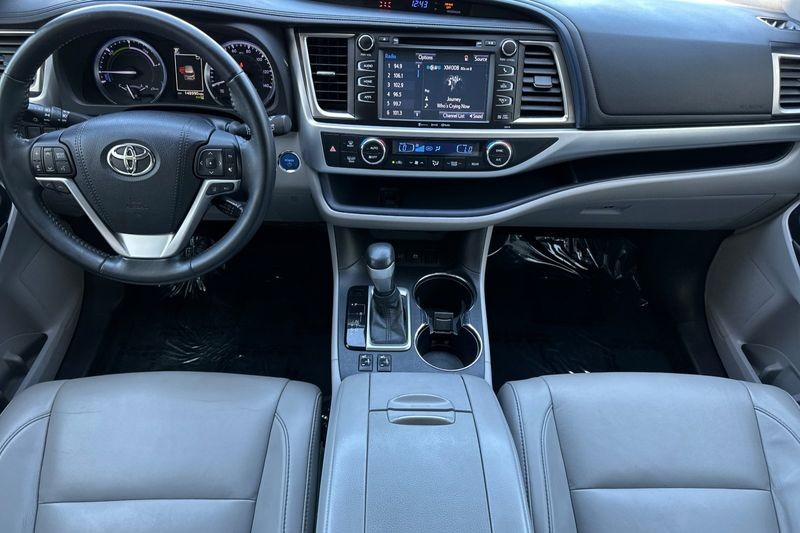 Toyota Highlander Hybrid Vehicle Full-screen Gallery Image 13