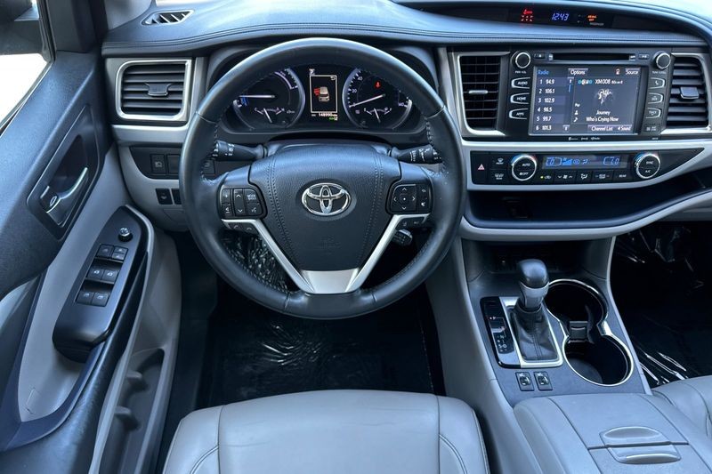 Toyota Highlander Hybrid Vehicle Full-screen Gallery Image 14