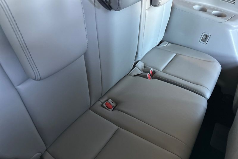 Toyota Highlander Hybrid Vehicle Full-screen Gallery Image 15