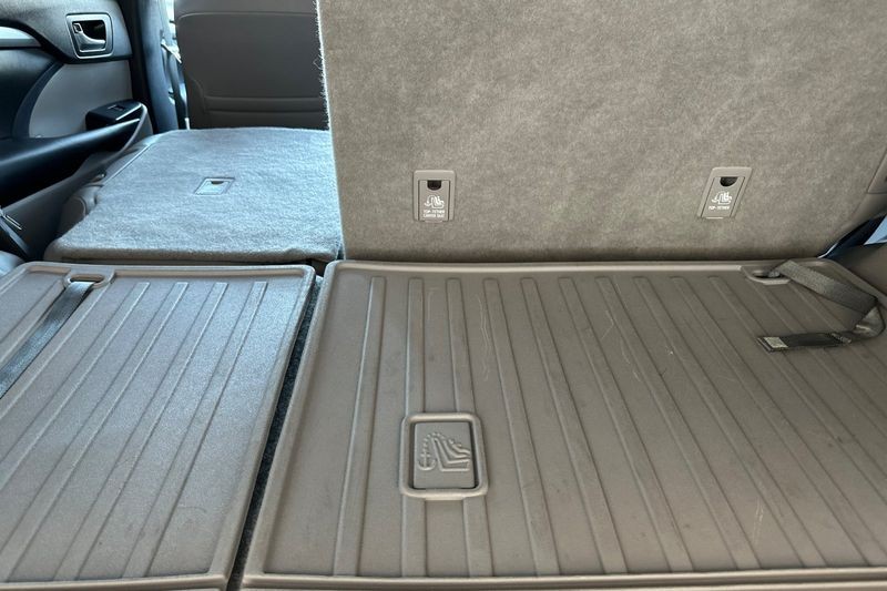 Toyota Highlander Hybrid Vehicle Full-screen Gallery Image 16