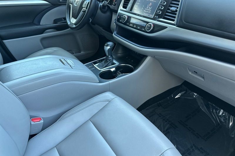 Toyota Highlander Hybrid Vehicle Full-screen Gallery Image 17