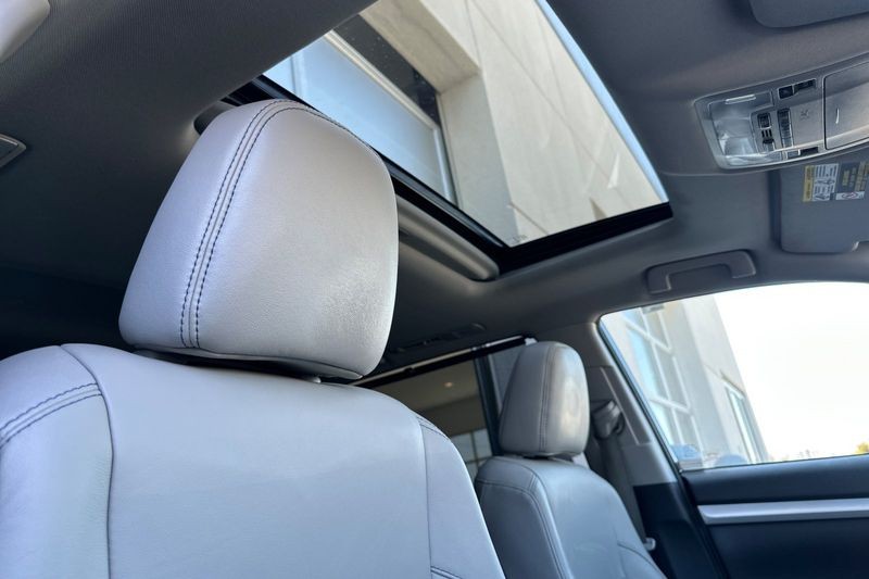 Toyota Highlander Hybrid Vehicle Full-screen Gallery Image 18