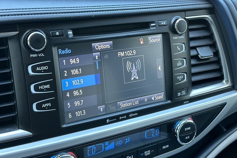 Toyota Highlander Hybrid Vehicle Full-screen Gallery Image 19