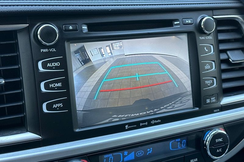 Toyota Highlander Hybrid Vehicle Full-screen Gallery Image 20