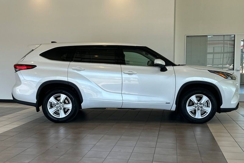 Toyota Highlander Vehicle Full-screen Gallery Image 03