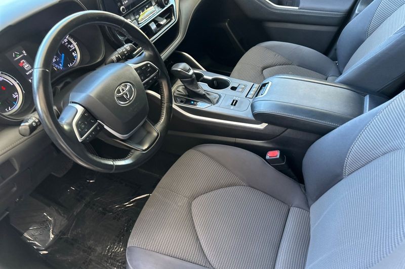 Toyota Highlander Vehicle Full-screen Gallery Image 10