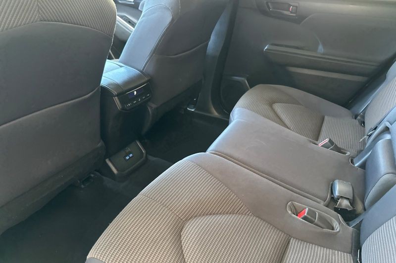 Toyota Highlander Vehicle Full-screen Gallery Image 12