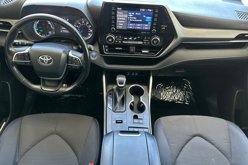 Toyota Highlander Vehicle Full-screen Gallery Image 13